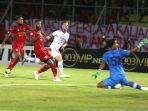 tendangan-kevin-van-kippersluis-gol-kalteng-putra.jpg