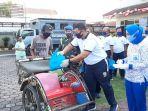 terapkan-konsep-drive-thru-lanal-cirebon-salurkan-bantuan-sembako-ke-para-tukang-becak.jpg