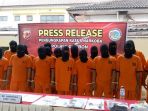 tersangka-kasus-narkoba-yang-berhasil-diringkus-polres-cirebon-selasa-2022018_20180220_123347.jpg