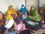 tetangga-melihat-bayi-yang-baru-lahir-di-kampung-gabungan-rt-0202.jpg