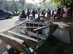 tidak-menyangka-gerobaknya-akan-rusak-diseruduk-mobil-kamis-1132021.jpg