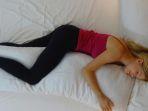 tidur-memeluk-guling.jpg