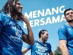 tiga-pemain-persib-bandung-mengenakan-jersey-home.jpg