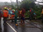 tiga-tiang-listrik-roboh-satu-melintang-ke-jalan-arus-lalu-lintas-tasikmalaya-cipatujah-pun-macet.jpg