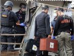 tim-densus-88-dan-gegana-polda-jabar-melakukan-penggeledahan_20170815_230112.jpg