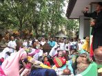 tradisi-tawurji-di-situs-pangeran-pasarean-kabupaten-cirebon_20181107_193003.jpg