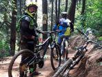 trek-c2m5-subang-sensasi-gowes-di-pegunungan-sekaligus-bisa-bersantai-di-saung-lahang.jpg