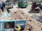 truk-menyerempet-mobil-yang-terparkir-dan-menghantam-gerobak.jpg
