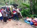 truk-rombongan-jaipongan-terguling.jpg