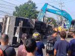 truk-setelah-terguling-menabrak-warung-_b.jpg