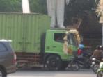 truk-tabrak-janur-di-kabupaten-purwakarta_20150807_163509.jpg