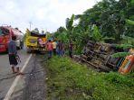 truk-terguling-akibat-menghindari-motor-yang-terjatuh-saat-melindas-jalan-berlubang.jpg