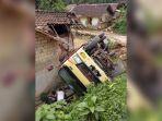 truk-terguling-timpa-rumah-warga.jpg