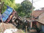 truk-yang-mengalami-kecelakaan-di-jalan-raya-cianting-12.jpg