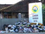 tumpukan-sampah-di-cimahi_20161001_132041.jpg