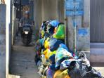 tumpukan-sampah-di-jalan-cihanjuang-cimahi_20160803_140544.jpg