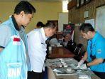 tuteng-budiman-memeriksa-toples-berisi-urine.jpg