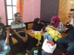 unsur-kpaid-jabar-asep-nurzaini-berbincang-dengan-keluarga-bayi.jpg