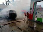 upaya-pemadaman-mobil-terbakar-Senin-11122023.jpg