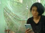 veveonah-siswi-di-malaysia-ini-menyelesaikan-ujian-online-di-atas-pohon.jpg