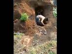 video-ini-memperlihatkan-seorang-anak-menggali-makam-ibunya-yang-sudah-meninggal.jpg