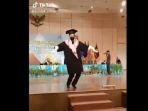 video-viral-mahasiswa-pakai-high-heels-saat-wisuda.jpg