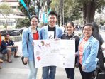 vinny-kiri-bersama-teman-temannya-saat-memberikan-penyuluhan-bahaya-merokok_20170924_184605.jpg