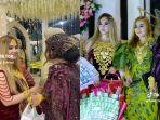 viral-acara-hajatan-di-madura-dihadiri-para-tamu-sultan-bak-pamer-perhiasan-emas.jpg