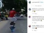 viral-seorang-kakek-beratraksi-di-atas-motor-di-kalteng.jpg