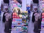 viral-video-rekaman-CCTV-yang-menampilkan-dua-perempuan-curi-susu.jpg