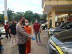 waka-polres-sukabumi-kompol-sigit-rahayudi-interogasi-ds.jpg