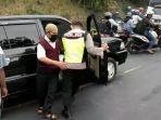 wakapolresta-tasikmalaya-kompol-rikky-aries-setiawan-mengambilalih-kemudi.jpg
