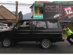 wakapolsek-soreang-akp-gamal-pujihartono-yang-sedang-mendorong-mobil-mogok-di-jalan-sadu_20171230_143449.jpg