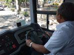 wakil-wali-kota-bandung-yana-mulyana-menjajal-mengendarai-bus-tmb.jpg