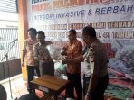 wakil-wali-kota-cimahi-ngatiyana-menyerahkan-ikan-peliharaannya-yang-berbahaya_20180112_164541.jpg