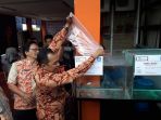 wakil-wali-kota-cimahi-ngatiyana-menyimpan-ikan-piranha-di-aquarium-milik-bkipm-bandung_20180112_170338.jpg
