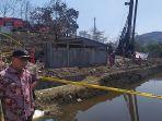 wali-kota-cimahi-ajay-m-priatna-cek-lokasi-pipa-pertamina-kebakaran.jpg
