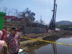 wali-kota-cimahi-ajay-m-priatna-meninjau-pipa-pertamina-yang-terbakar.jpg