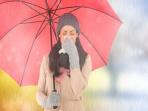 wanita-berpayung-hujan-dan-flu_20160508_091426.jpg