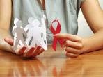 wanita-memegang-kertas-dan-pita-merah-aids_20160715_150940.jpg