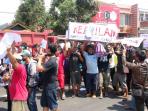 warga-berdemo-di-depan-pasar-limbangan.jpg