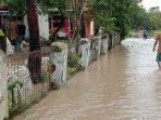 warga-berjalan-di-tengah-banjir-yang-melanda-desa-ligung.jpg