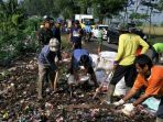 Sampah Menumpuk di Tepian Jalan Raya Rancaekek-Majalaya, Warga Gotong-royong Membersihkan