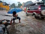 warga-cimanggung-tengah-memungut-sampah.jpg