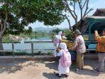 warga-dan-anak-anak-saat-beraktivitas-di-sekitar-situ-ciburuy.jpg
