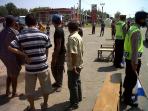 warga-demo-di-tegalkarang.jpg