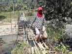 warga-di-jembatan-gantung-cipangarangan-yang-rusak-selasa-2372019.jpg