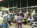warga-langsung-menyerbu-tabung-gas-tiga-kilogram-yang-baru-diturunkan-dari-truk_20171207_164241.jpg