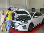 warga-lihat-mobil-listik-cirebon.jpg
