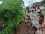 warga-lihat-tebing-longsor-cianjur-selatan.jpg